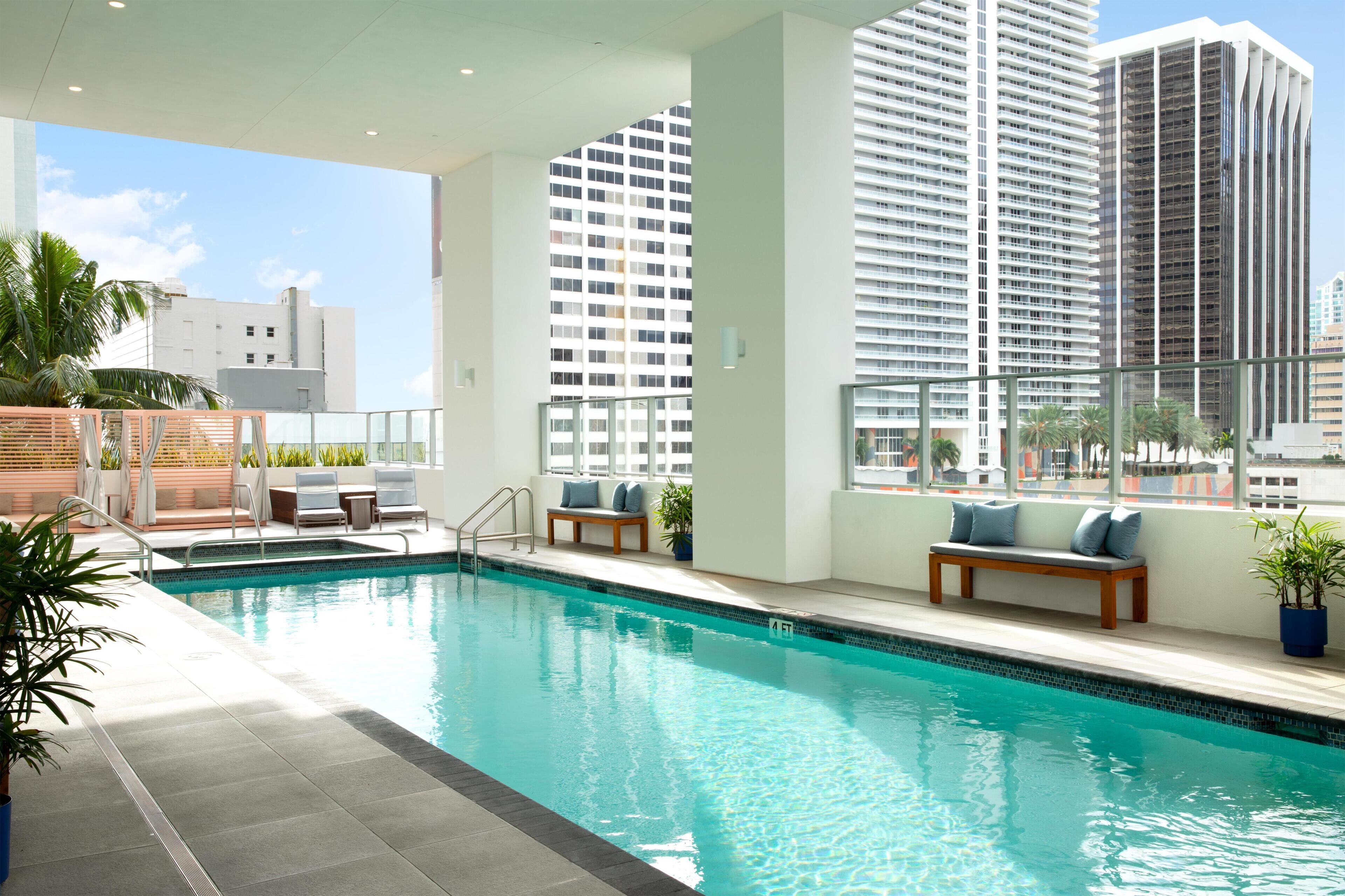 Una piscina al aire libre (de 07:00 a 19:00), tumbonas