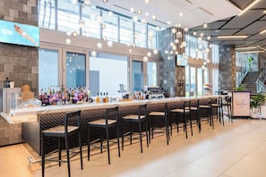 2 bares o lounges 