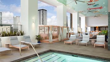 Piscina externa, funciona das 7h às 19h, espreguiçadeiras