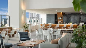 Alberca al aire libre, acceso de 07:00 a 19:00, y camastros