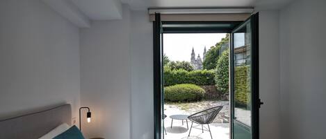 Kahden hengen superior-huone (yksi tai kaksi sänkyä) | Työpöytä, ilmainen Wi-Fi, vuodevaatteet