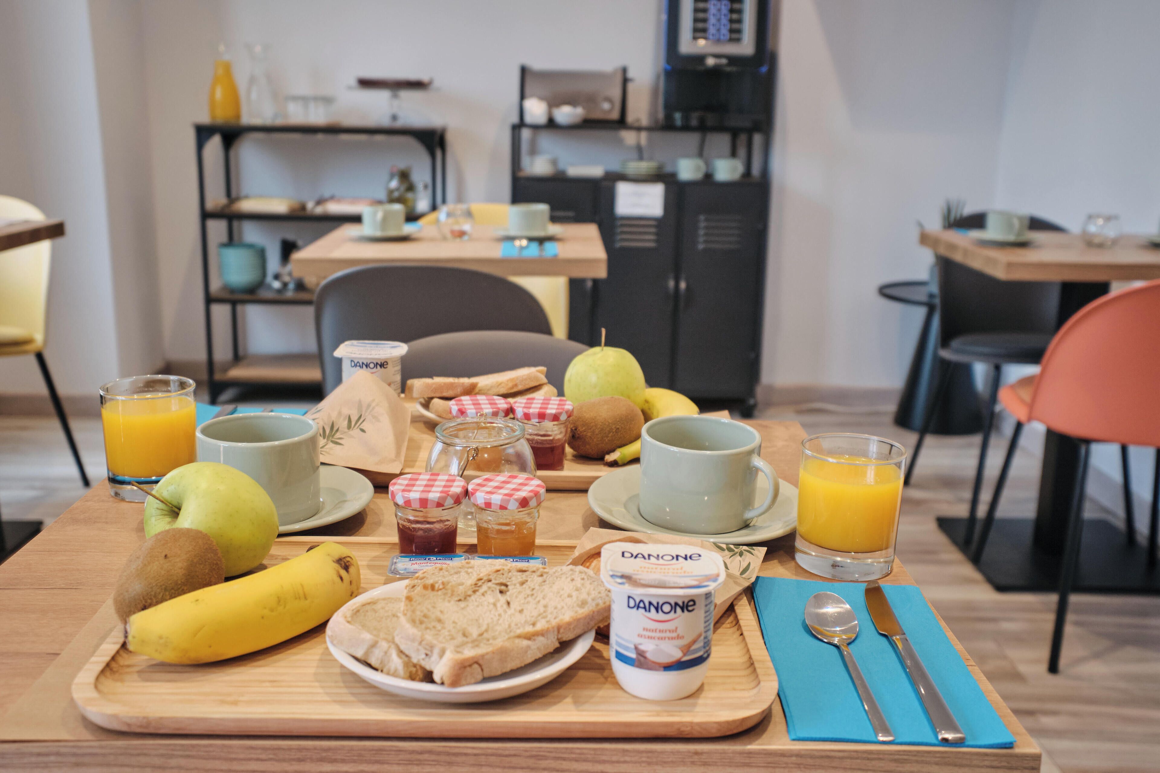 daily continental breakfast (eur 9 per person)