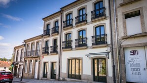 A multi-story building with balconies and large windows. - Pombal Rooms (Santiago de Compostela)