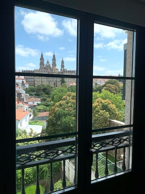 Superior Double or Twin Room | Desk, free WiFi, bed sheets - Pombal Rooms (Santiago de Compostela)