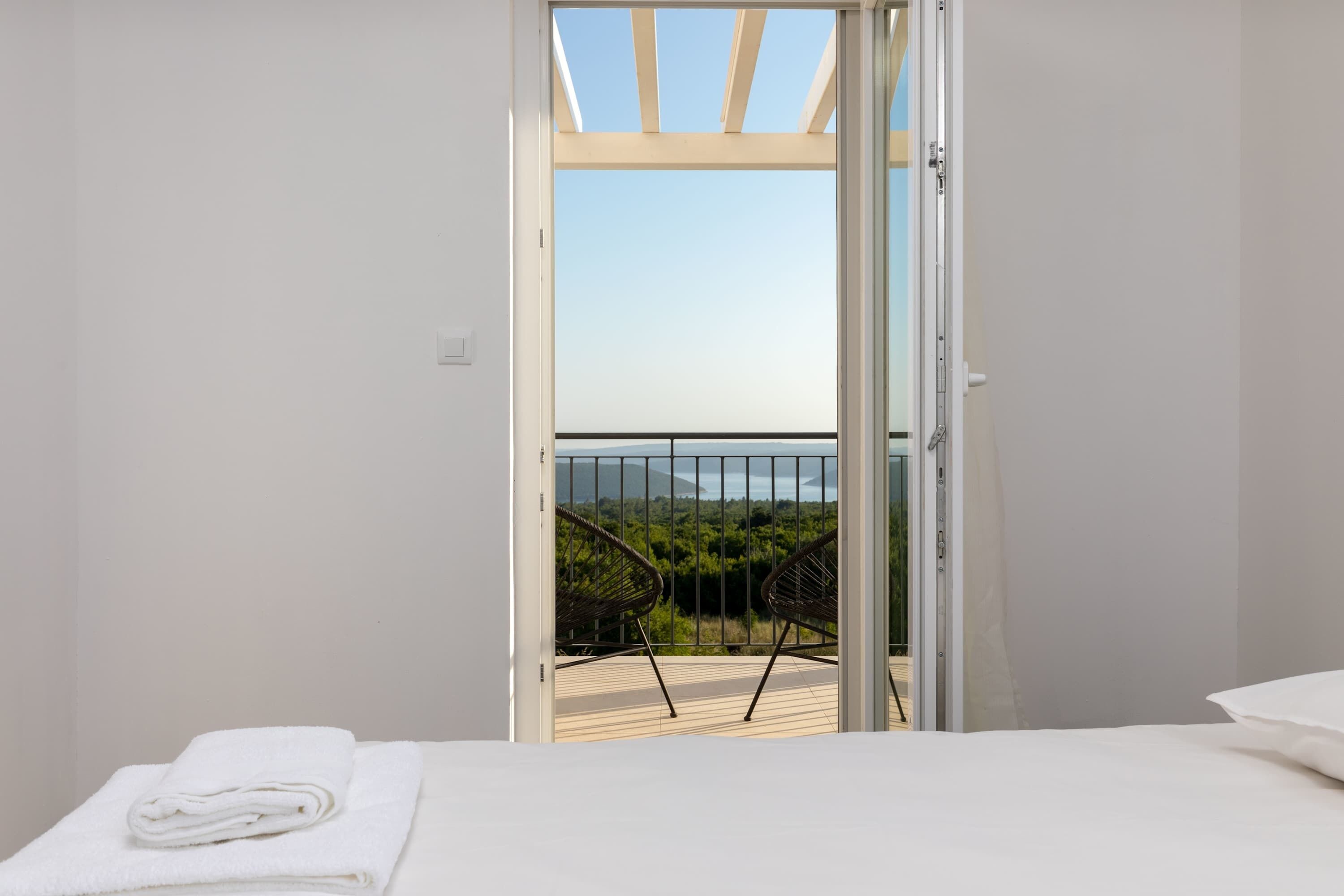 5 bedrooms, iron/ironing board, WiFi, bed sheets