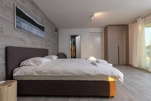 5 habitaciones, tabla de planchar con plancha, wifi y ropa de cama