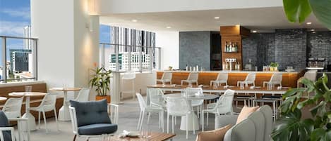 2 restaurants; ze serveren er ontbijt, lunch en diner