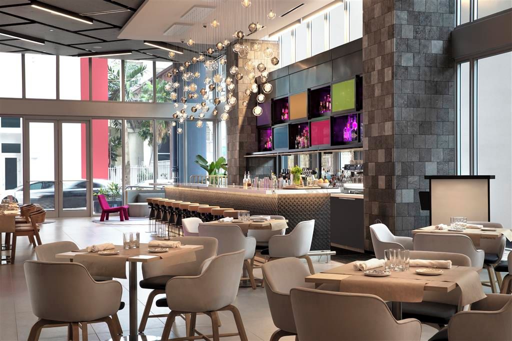2 restaurants servant le petit déjeuner, le déjeuner et le dîner