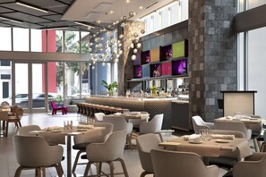 2 間餐廳；供應早餐、午餐和晚餐