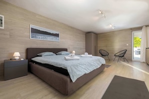 5 bedrooms, iron/ironing board, WiFi, bed sheets