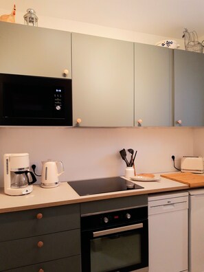 ثلاجة، ميكروويف، فرن، موقد طهي مسطح