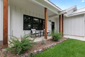 Terrace/patio - Wanderlust Haus-Firepit-3 Blks to Main St (Fredericksburg)