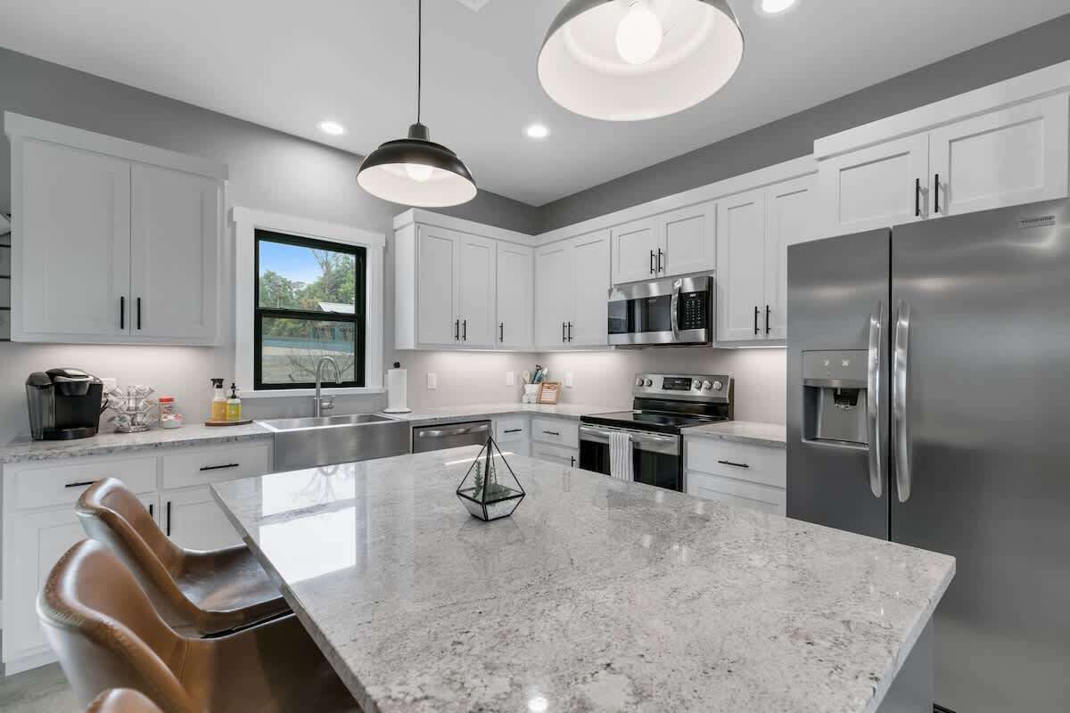 Frigorífico, microondas, horno y placa de cocina