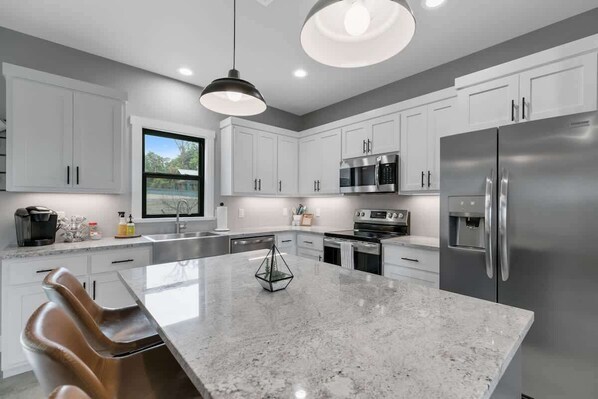 Fridge, microwave, oven, stovetop - Wanderlust Haus-Firepit-3 Blks to Main St (Fredericksburg)