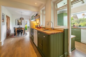 ميكروويف، غسالة أطباق، كرسي للأطفال