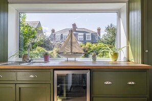 ميكروويف، غسالة أطباق، كرسي للأطفال