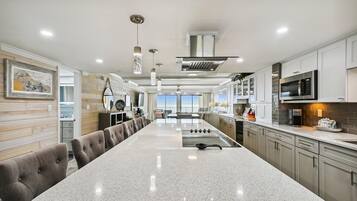 Condo, 2 habitaciones | Cocina privada | Refrigerador, microondas, horno y parrilla de estufa