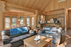 Televisión, chimenea, reproductor de DVD y oficina 