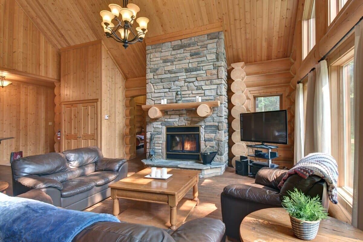 Televisión, chimenea, reproductor de DVD y oficina 