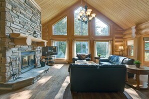TV, fireplace, DVD player, offices - Chalet 23 - Resort Access with Private Spa & Sauna (Mille-Isles)
