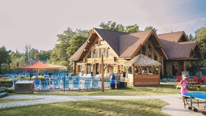 Eine Lodge mit Poolbereich, Sitzgelegenheiten im Freien und einem Tischtennis-Tisch.