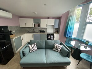 ดีลักซ์อพาร์ทเมนท์ | ห้องนั่งเล่น | สมาร์ททีวี, Netflix, บริการสตรีมมิ่ง