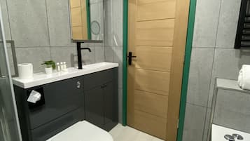 Apartemen Deluks | Kamar mandi | Perlengkapan mandi desainer, pengering rambut, jubah mandi, dan handuk