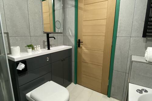 Deluxe-Apartment | Badezimmer | Designer-Toilettenartikel, Haartrockner, Bademäntel, Handtücher