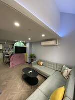 Lägenhet Deluxe | Vardagsrum | Smart-tv, Netflix och streamingtjänster