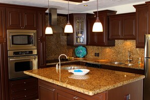 Full-size fridge, microwave, oven, stovetop