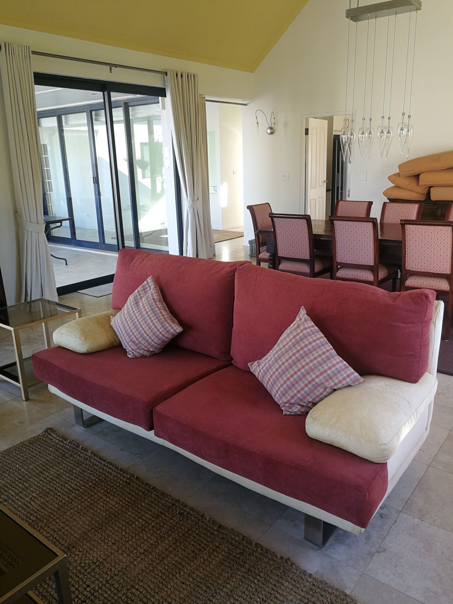 Smart TV, chimenea y oficina 