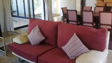 Smart-TV, Kamin, Arbeitsbereiche