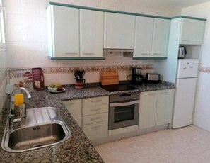 Kjøleskap, ovn, kokeplater og kaffetrakter/tekoker