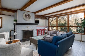 TV, fireplace, offices - Great Getaway - Quiet, Walk to Golf, near Downtown (Saugatuck)