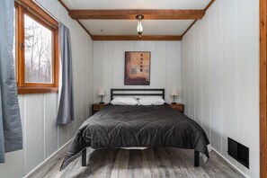 5 bedrooms, desk, iron/ironing board, WiFi
