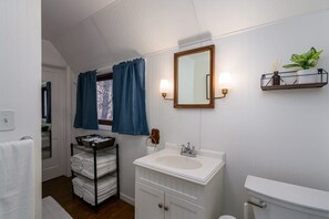Badewanne, Haartrockner, Handtücher