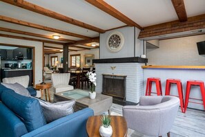 Dining - Great Getaway - Quiet, Walk to Golf, near Downtown (Saugatuck)