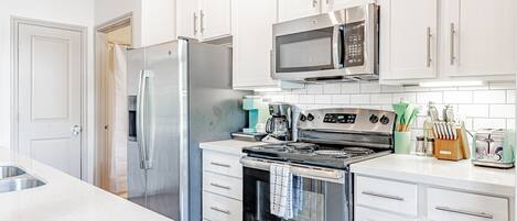 Refrigerador, microondas, horno, placa de cocina