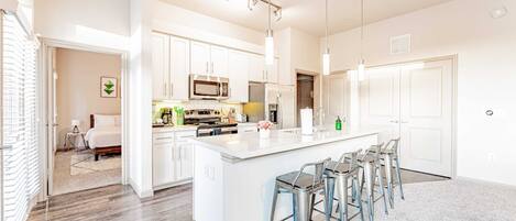 Kühlschrank, Mikrowelle, Ofen, Herdplatte