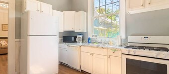 Large Downtown Home - The Sunny Southern Manse