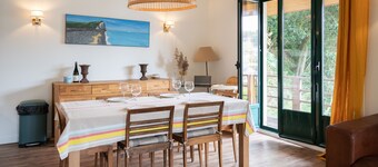 Family home: sea view, beach 50m away