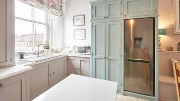 House | Private kitchen | Fridge, microwave, oven, stovetop