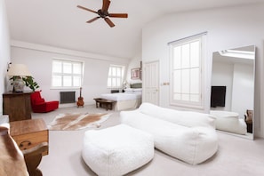 6 bedrooms, iron/ironing board, free WiFi, bed sheets