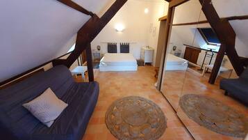 3 makuuhuonetta, työpöytä, silitysrauta/-lauta, vauvan matkasänky