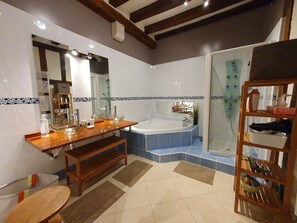 Baignoire, séchoir à cheveux, savon, shampooing