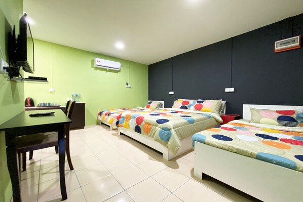 Habitación, 2 habitaciones | Escritorio y ropa de cama 