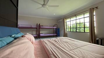 Room, 4 Bedrooms | Meja, cadar katil 