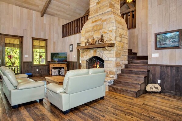 Smart TV, chimenea y reproductor de DVD 