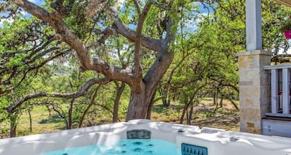 Texas Hill Country Lodge Close To Main St w/ Private Hot Tub