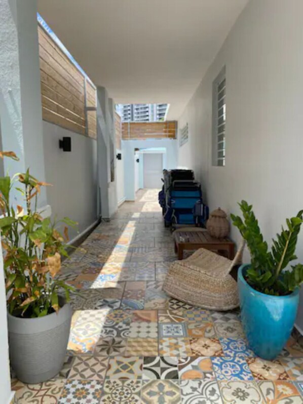 Unclassified image, 1 of 32, button